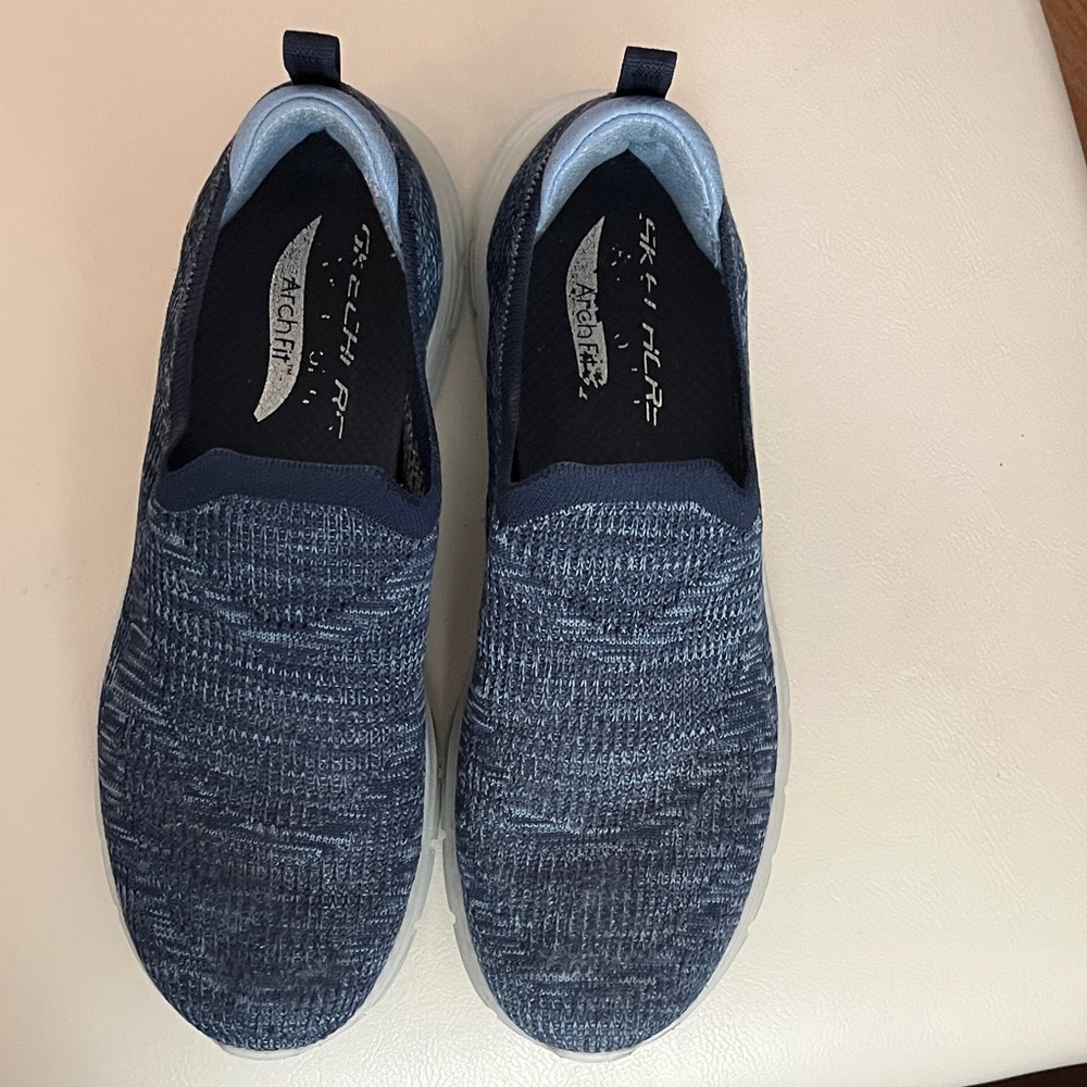 Skechers Knit Slip-On Sneakers in Navy. Size 8.5